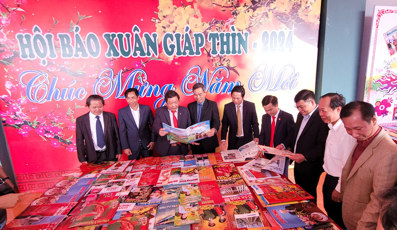 Các đại biểu tham quan gian trưng bày báo Xuân Giáp Thìn 2024